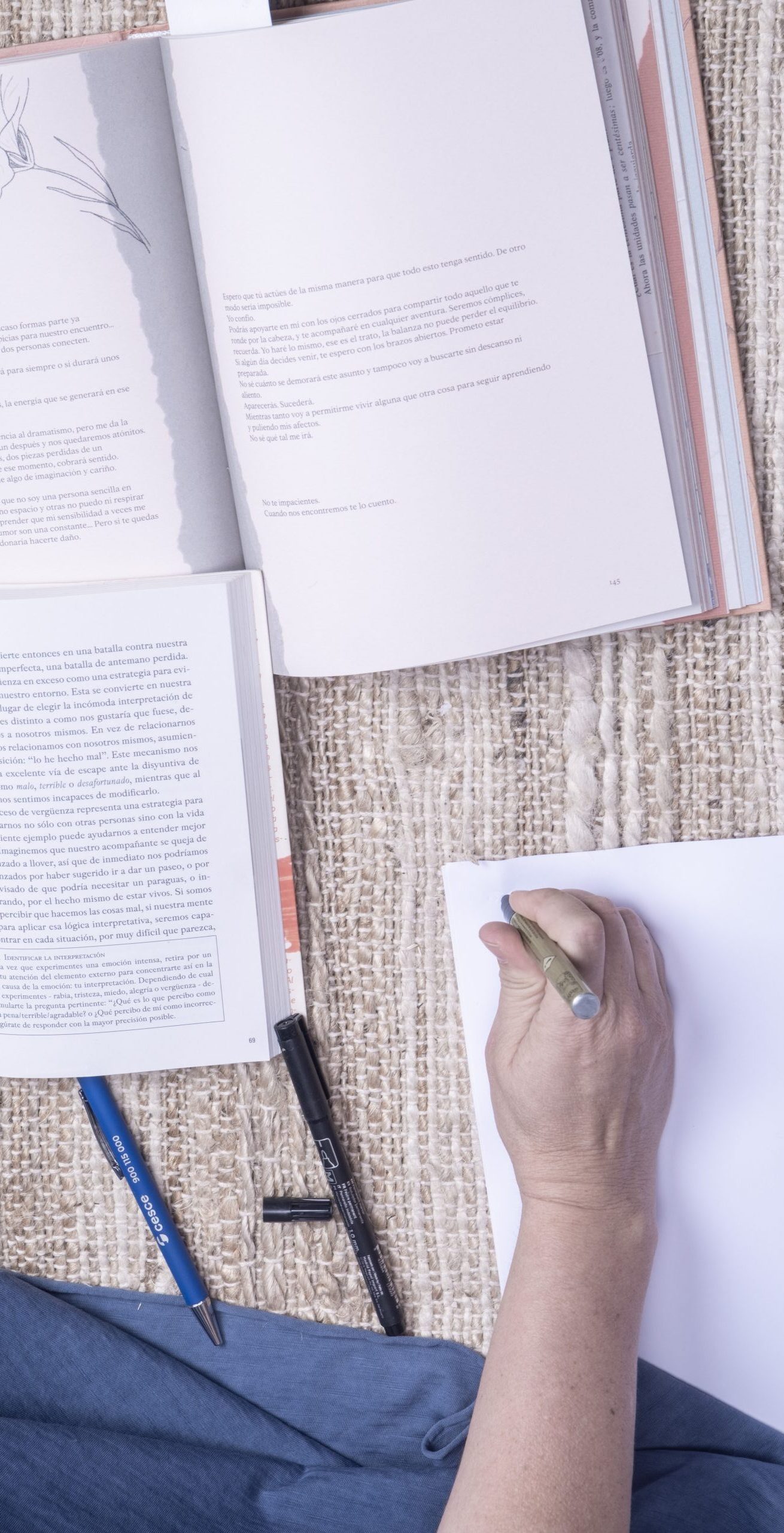 mi formación Mano-de-Vanessa-estudiando-con-libros-y-apuntes