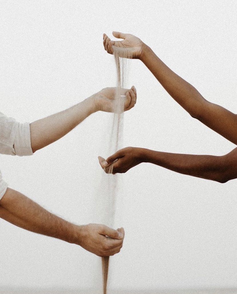 Ejercicio-sensorial-con-arena-cayendo entre-brazos Ejercicio-sensorial-con-arena-cayendo entre-brazos