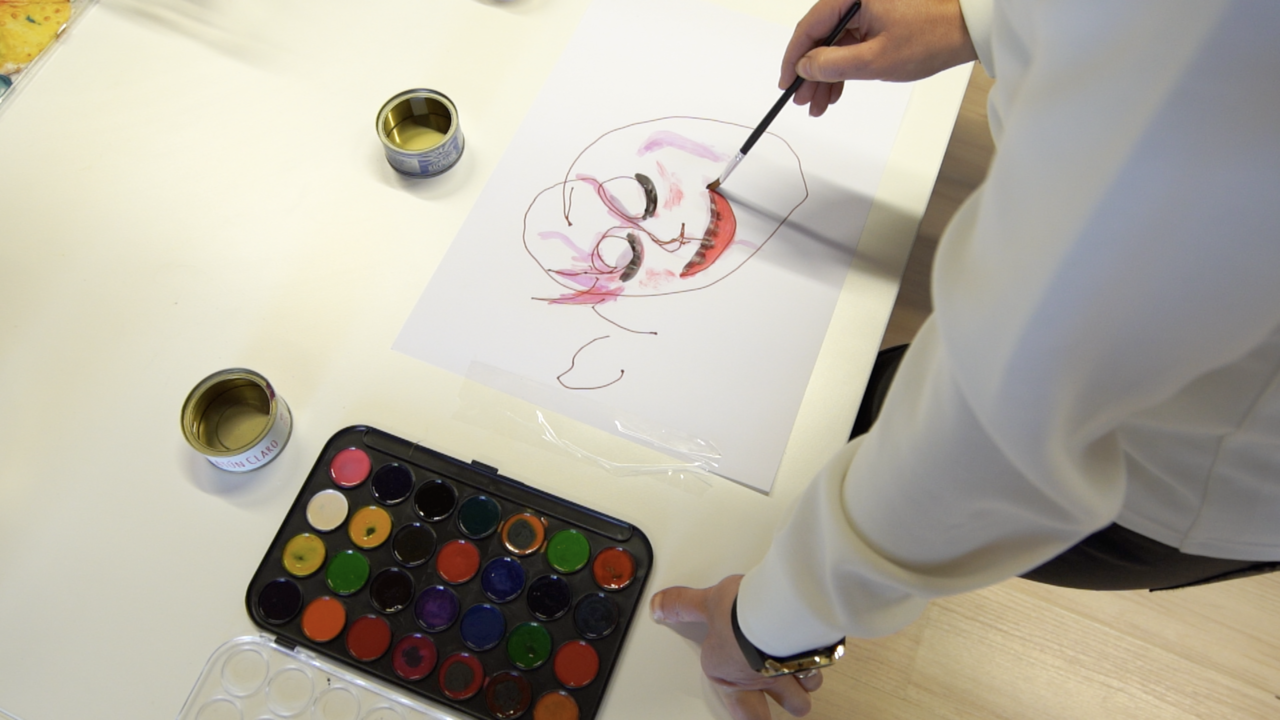 Persona-adulta-dibujando-con-acuarelas Persona-adulta-dibujando-con-acuarelas