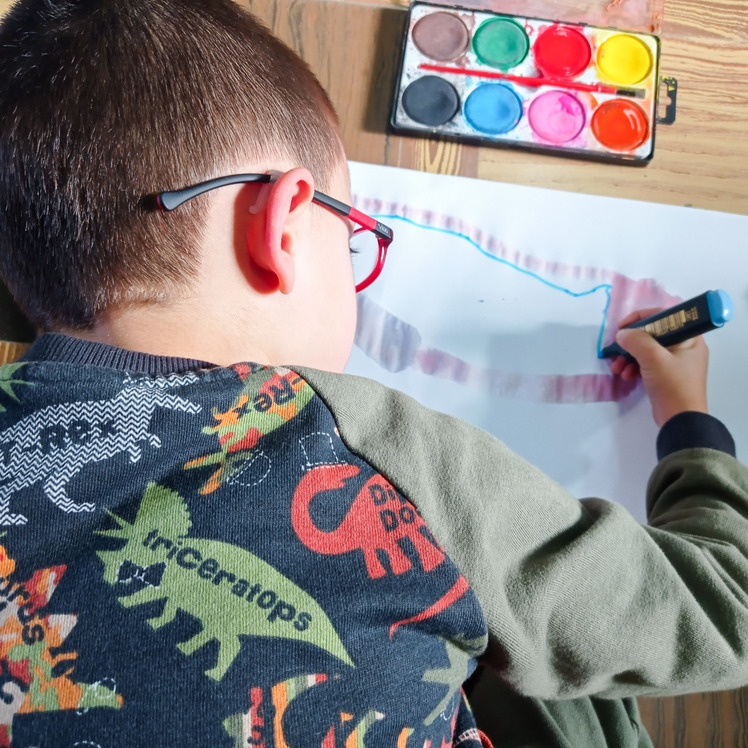 Niño-realizando-una-dinamica-de-totem-animal Niño-realizando-una-dinamica-de-totem-animal