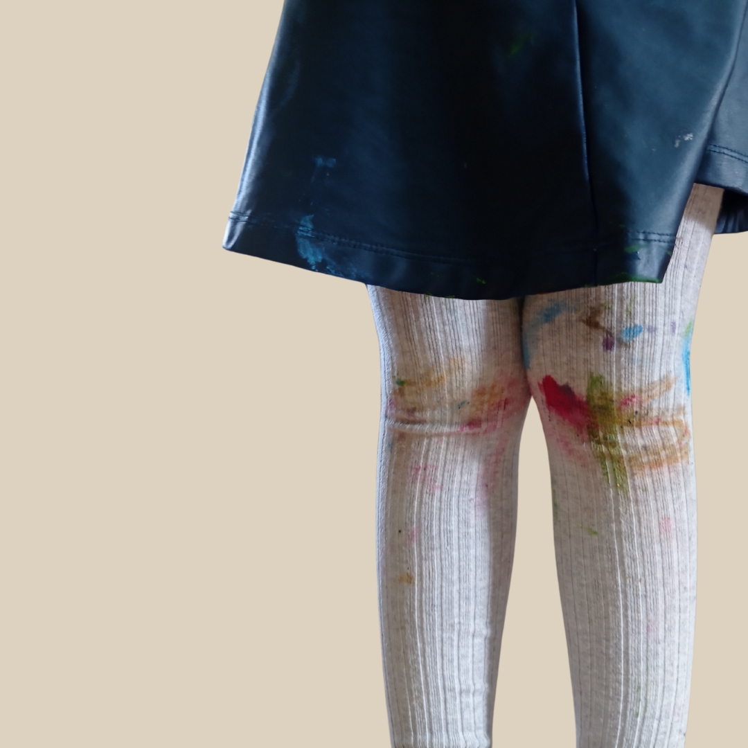 Niña-con-rodillas-manchadas-de-pintura Niña-con-rodillas-manchadas-de-pintura