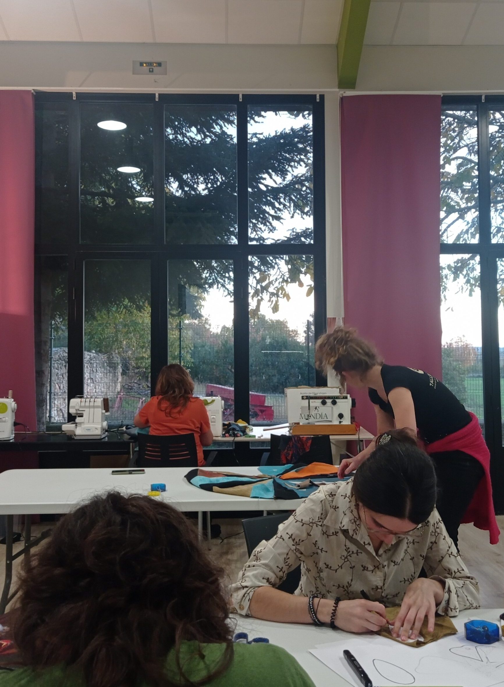 Grupo-de-mujeres-creando-obras-en-taller-emocionario Grupo-de-mujeres-creando-obras-en-taller-emocionario