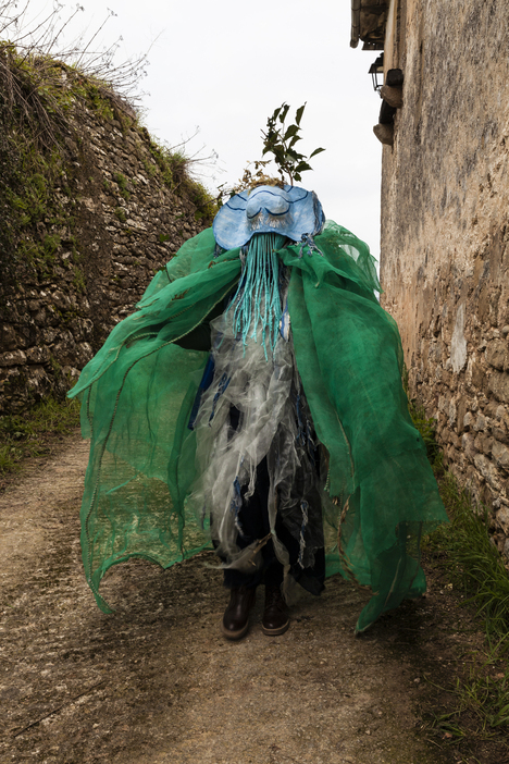 Personaje-de-libelula-en-una-calle-de-un-pueblo Personaje-de-libelula-en-una-calle-de-un-pueblo