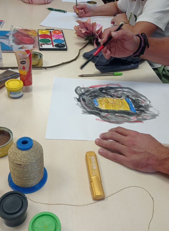 Manos-de-hombre-realizando-boceto-en-taller-emocionario Manos-de-hombre-realizando-boceto-en-taller-emocionario